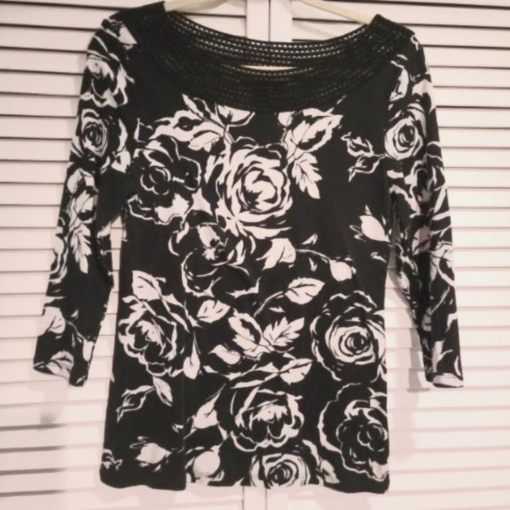 Lauren by Ralph Lauren Pullover top with macramé neckline Stretchy EUC